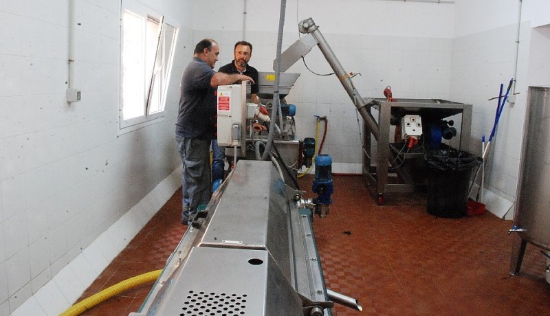 Santa Luc�a mejora las infraestructuras de la almazara con nueva maquinaria