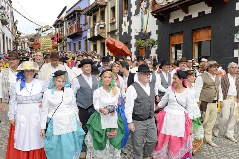 M�s de 40.000 personas participan en la Romer�a-Ofrenda a la Virgen del Pino 
