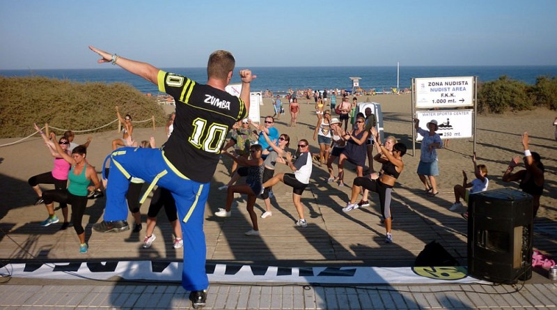 Playa del Ingl�s se mueve a ritmo de zumba beach
