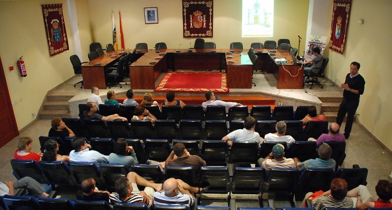 Mog�n se re�ne con los vecinos para recoger sugerencias sobre la renovaci�n del casco