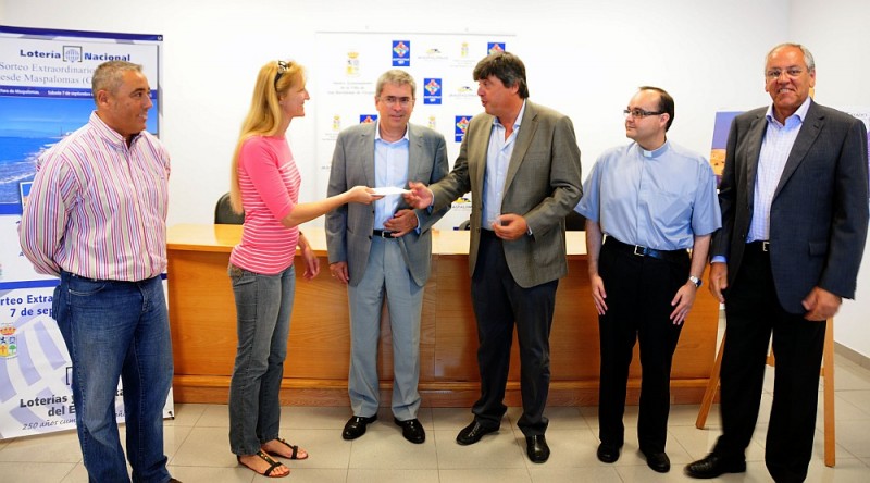 Loter�as entrega cuatro mil  euros a C�ritas de Maspalomas, del Sorteo del Turista