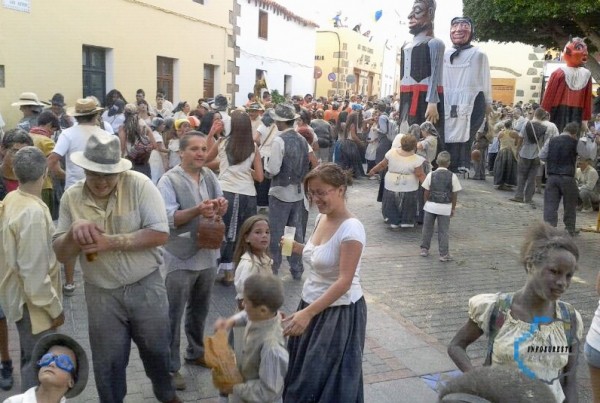 Ag�imes celebra la XXXVIII tra�a del gofio y el agua 