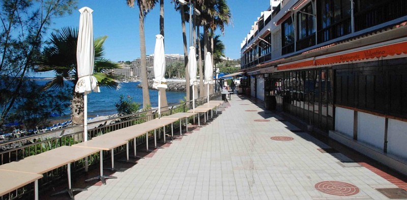 El Ayuntamiento y Costas retiran los elementos ilegales del paseo mar�timo de Patalavaca