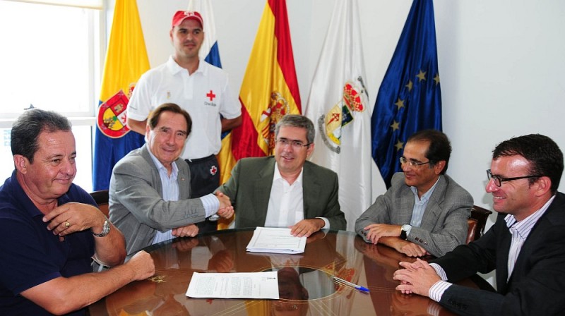 San Bartolom� y Cruz Roja ratifican el contrato de salvamento en las playas del municipio