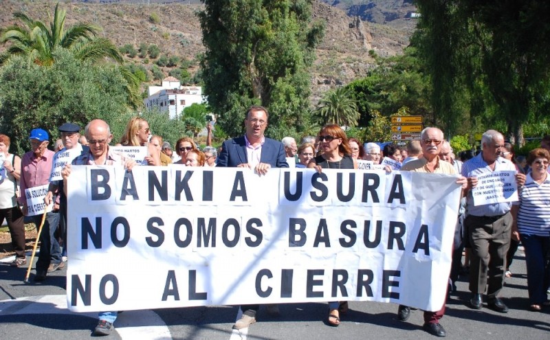 M�s de 300 personas se concentran en Santa Luc�a casco contra el cierre de Bankia
