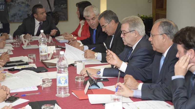 El Gobierno negocia con cabildos y ayuntamientos el reparto de fondos