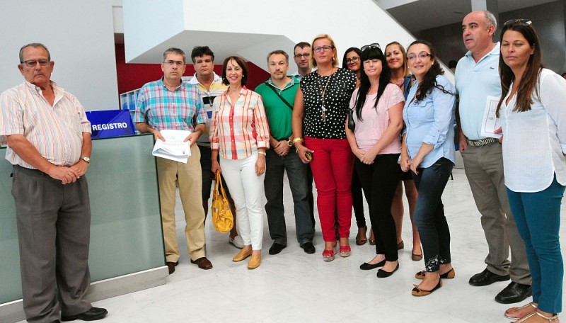 San Bartolom� remite a Bankia certificaci�n plenaria y 1.400 firmas contra la supresi�n de la oficina de El Castillo