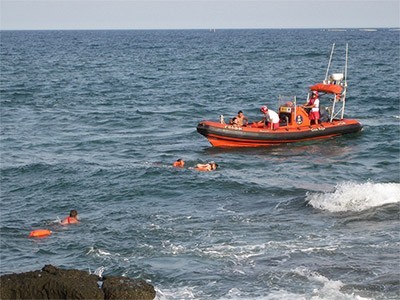 Cruz Roja rescata a un ba�ista en apuros en San Agust�n