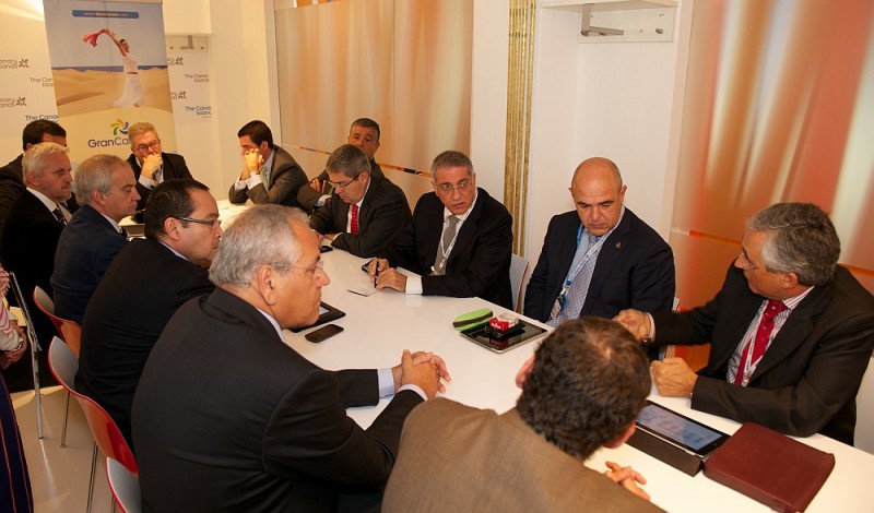 Bravo analiza la situaci�n con pol�ticos  y empresarios de Maspalomas y Mog�n