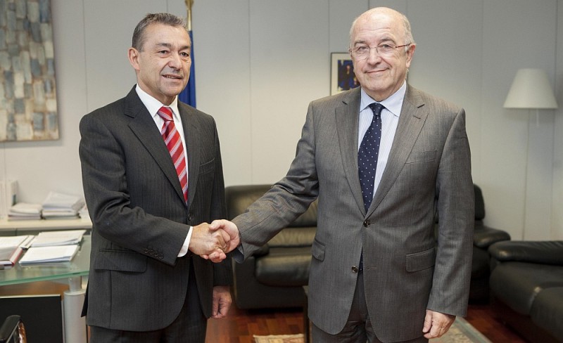 Rivero demanda a Almunia un trato singular para los aeropuertos Canarios