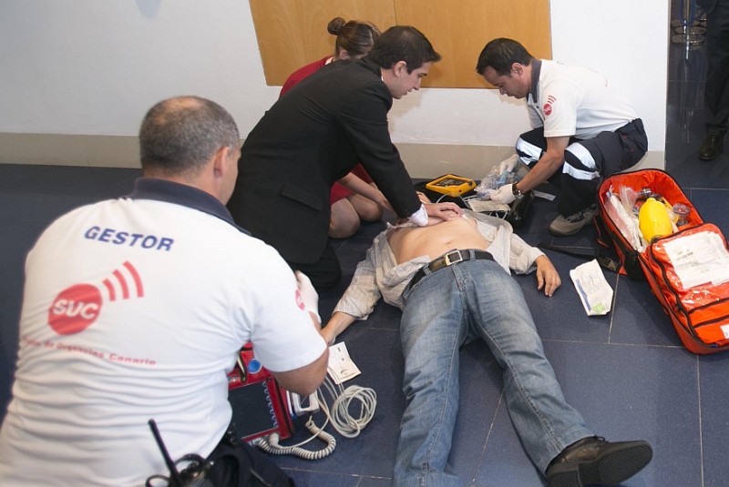 Sanidad instala un desfibrilador en el Teatro Cuy�s 