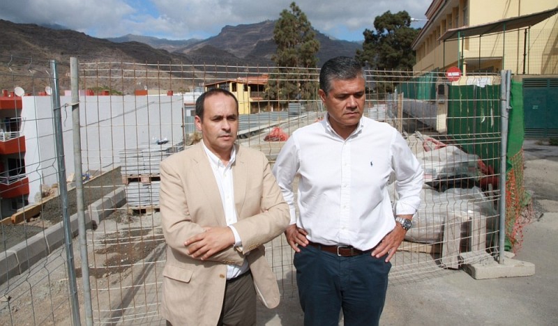 Antonio Hern�ndez Lobo visita las obras que el Cabildo ejecuta en Mog�n