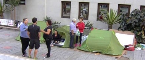 Evacuan al hospital a otra de las aldeanas en huelga de hambre