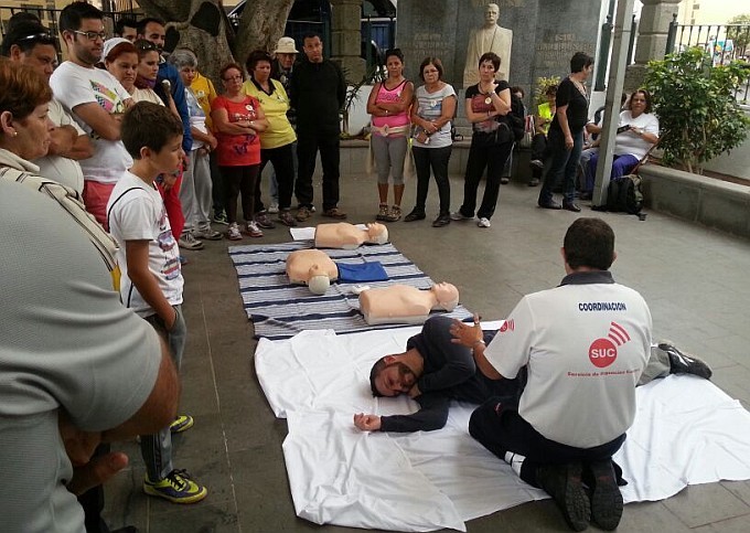 Un centenar de personas participaron en el taller de primeros auxilios organizado por el SUC en Ag�imes 
