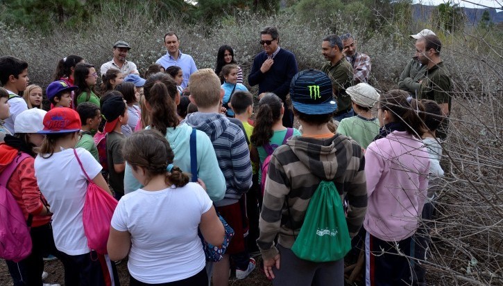 Escolares de Tunte y Cercados de Espino reforesta Fataga