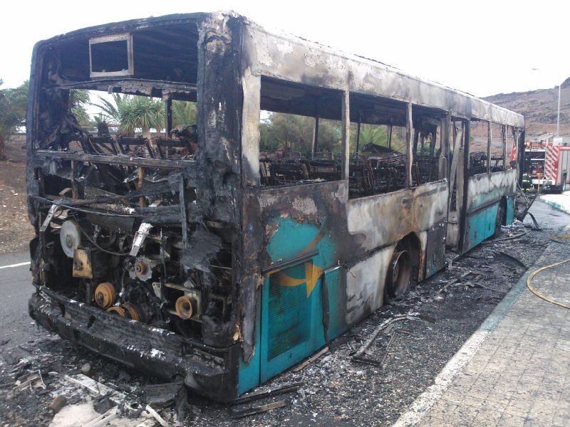 Incendio en  una Guagua en  �guila Playa