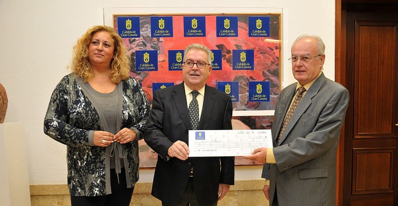  El Cabildo entrega un choque-donativo a la Asociaci�n Elomar