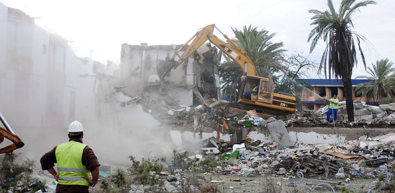 Derriban el antiguo edificio de Viajes Insular