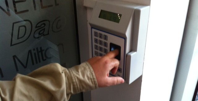 Tirajana ya realiza el control horario de sus trabajadores mediante huella digital