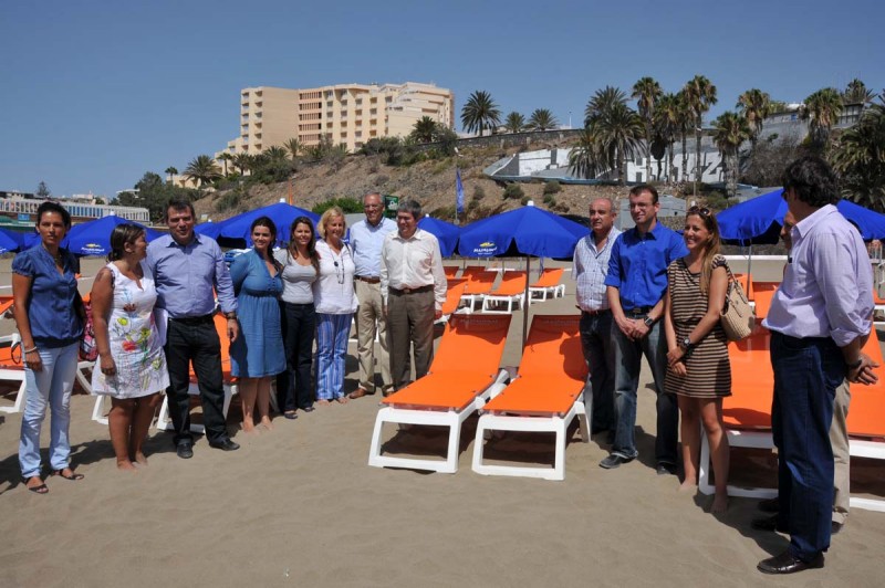 Maspalomas inicia la renovaci�n de su imagen estrenando banderas azules y nuevas hamacas y sombrilla