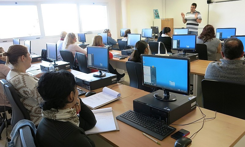 Las Ampas de Santa Luc�a se familiarizan con las nuevas tecnolog�as 