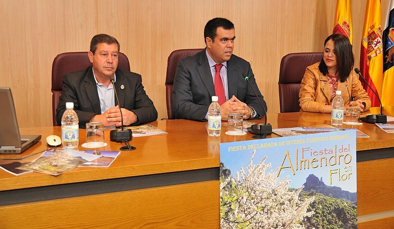 Melchor Cam�n, presenta el programa de actos de las Fiestas del Almendro en Flor de Tejeda