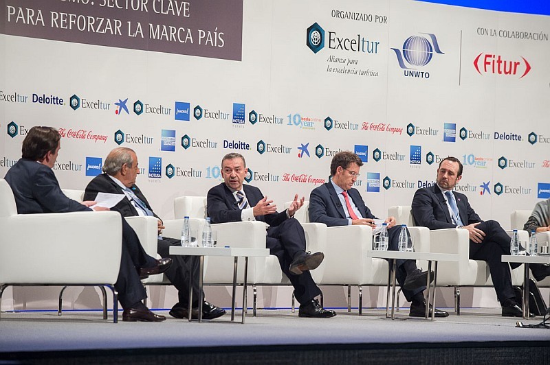 Rivero reclama un �plan renove� estatal para el turismo y una pol�tica de tasas a�reas competitiva