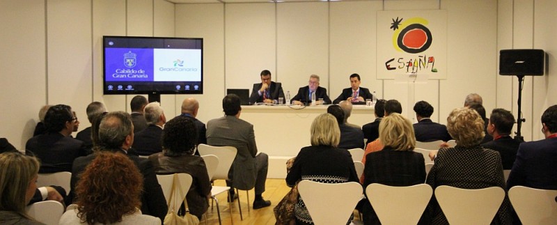 Bravo de Laguna analiza junto a los empresarios de la Isla la situaci�n del sector y las perspectivas para 2014