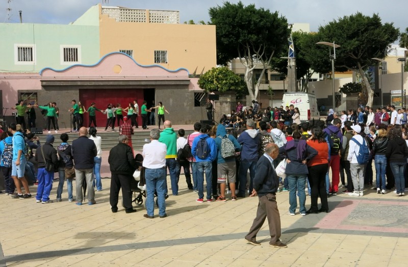 Alumnos de Secundaria ocupan la Plaza de San Rafael en el D�a de la Paz
