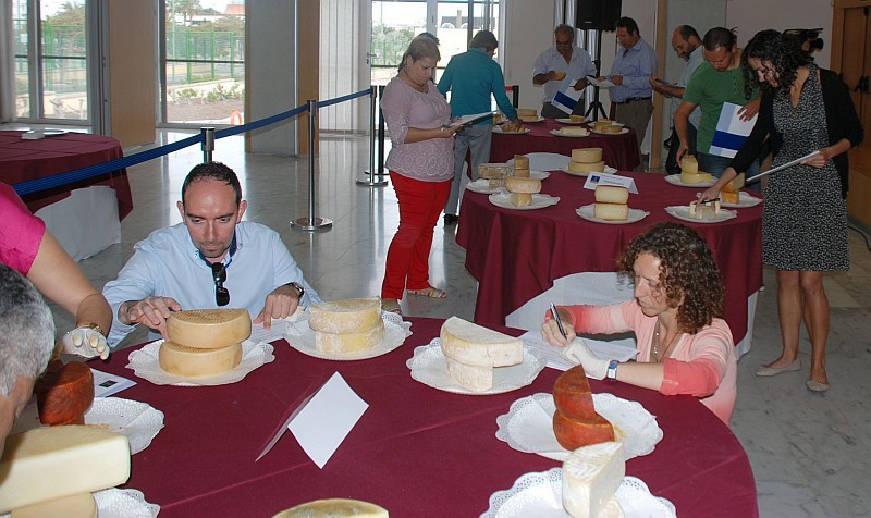 Tirajana ofrece un curso de mejora para su sector quesero