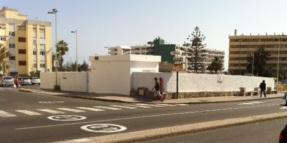 El solar de Viuda de Franco finaliza su vallado