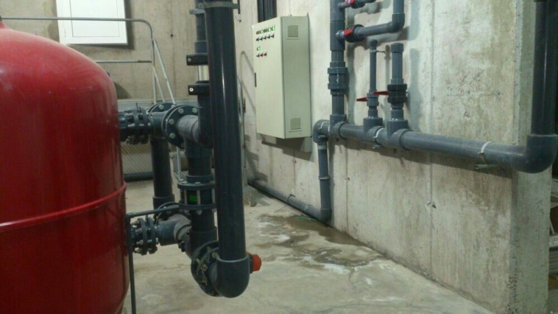 Las piscinas de Mog�n, siguen haciendo agua.