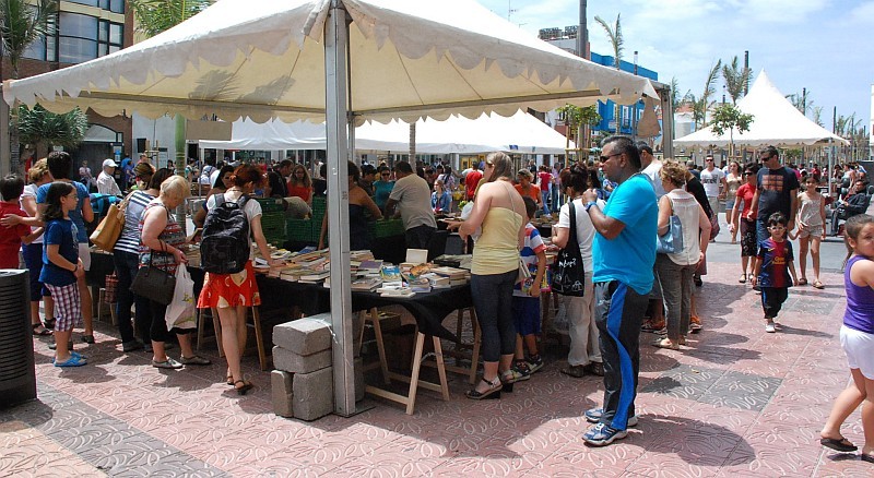 La II Feria del Libro Solidario de Santa Luc�a, ya cuenta con m�s de 3.500 ejemplares