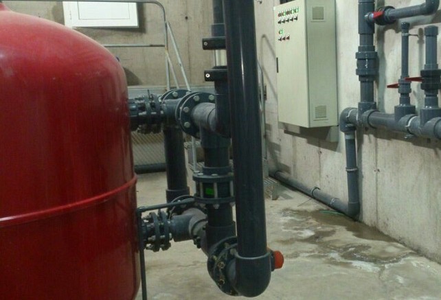 El Ayuntamiento repara la caldera de la piscina de Arguinegu�n