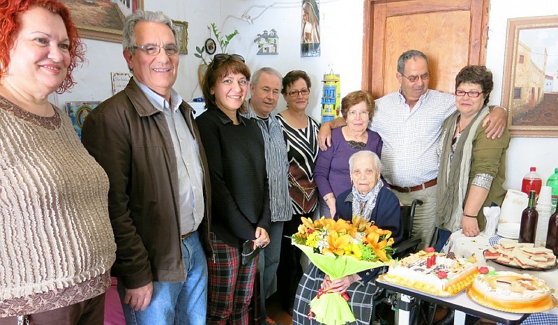 La alcaldesa de Santa Luc�a visita a la centenaria �Aurorita� Verde en su 101 cumplea�os