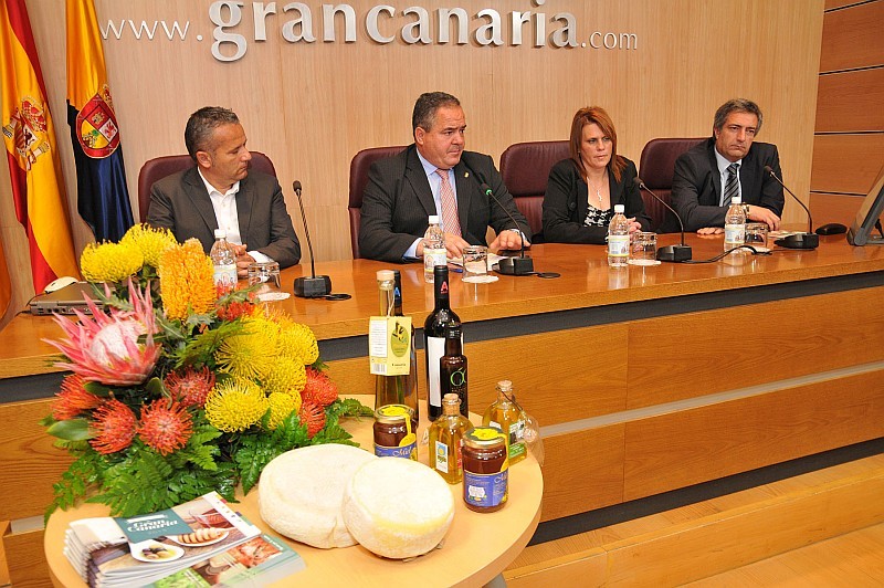 El Cabildo homenajea a tres mujeres del sector primario en el V aniversario del Mercado Agr�cola de Vecindario 