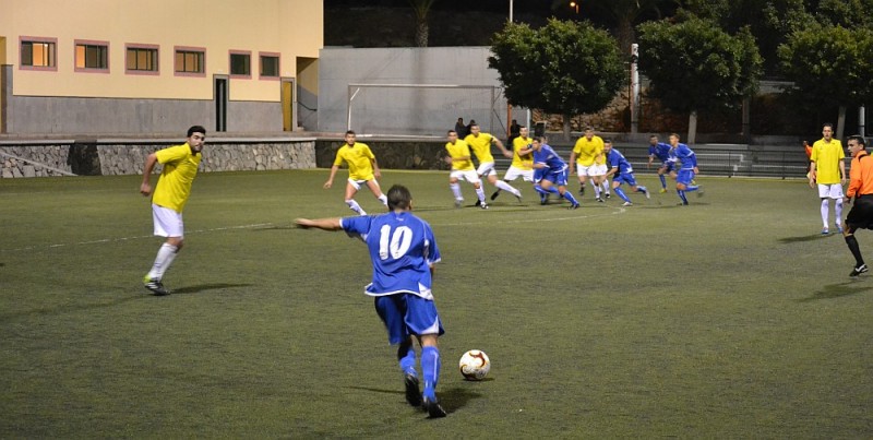 La U.D. San Fernando pierde ante el Real Sporting San Jos� en los minutos finales