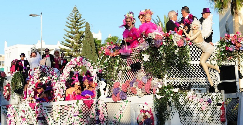 �Nos vamos de boda�,primer premio del concurso de Carrozas en Maspalomas