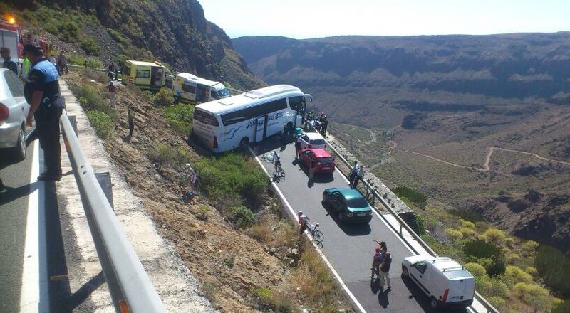 Un muerto y seis heridos en accidente de una guagua en la carretera de Fataga