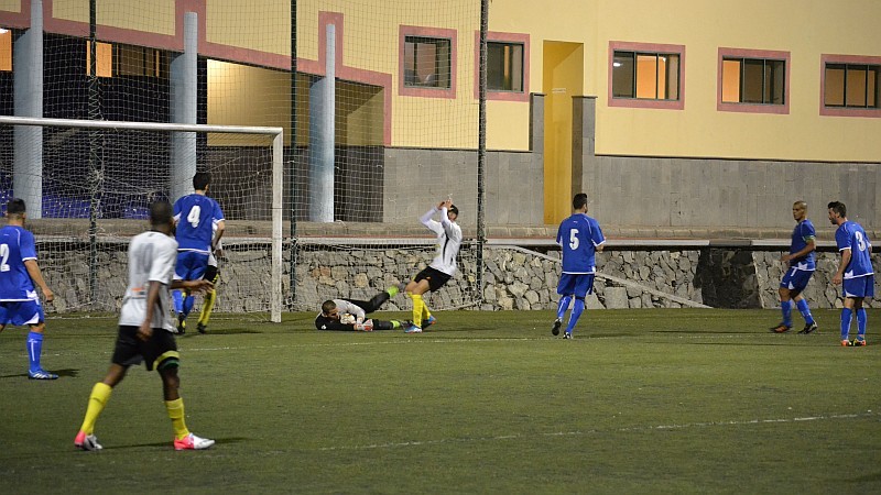La U.D. San Fernando saca un valioso empate frente al Arucas 