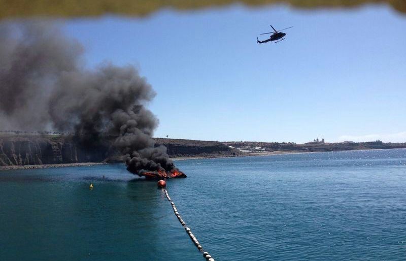 Incendio en una embarcaci�n en Pasito Blanco