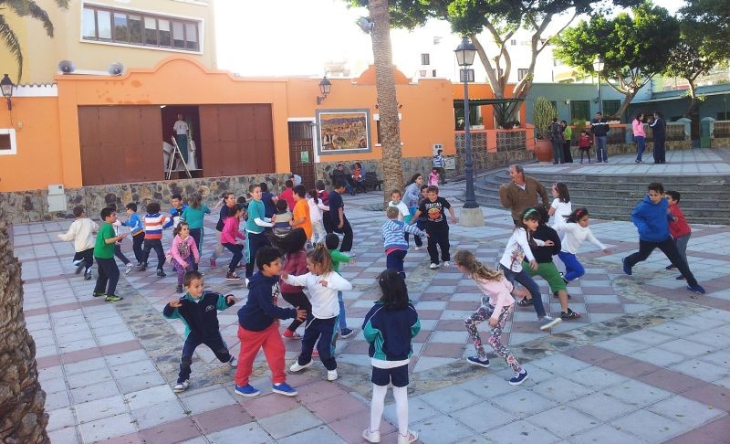 Ni�os de Sardina del Sur invaden la plaza con juegos y meriendas populares