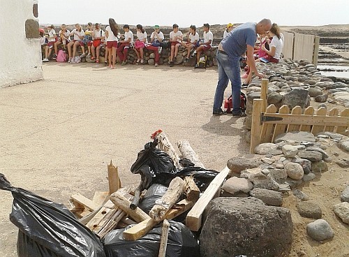 Alumnos del colegio La Cerruda limpian el saladar y visitan las Salinas de Tenef� 