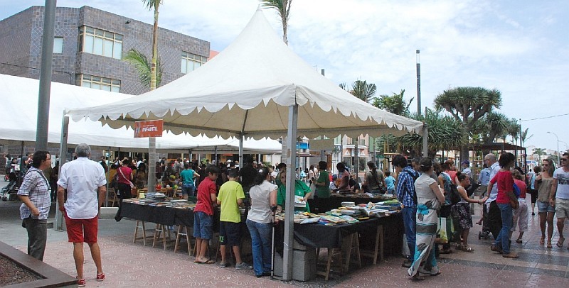 La II Feria del Libro Solidario re�ne m�s de 8.000 ejemplares para intercambiarlos por alimentos 