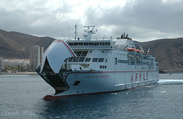 Un ferry de Armas sufre un incendio mientras navegaba a La Gomera