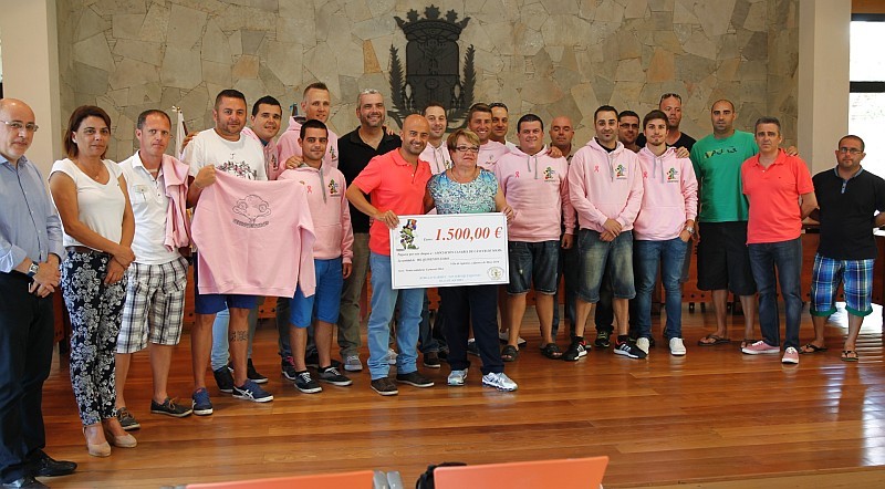 Los Serenquenquenes entregan 1.500 euros a la Asociaci�n Canaria C�ncer de Mama