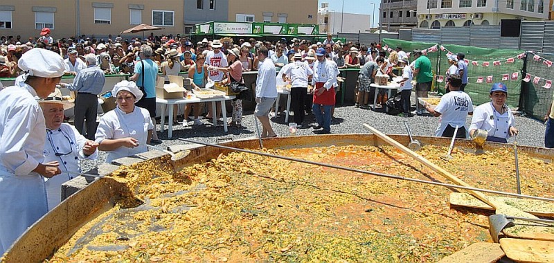 El Tablero despide sus fiestas con la paella gigante