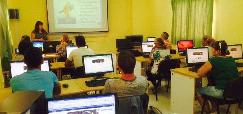 Mog�n imparte charlas para mejorar las t�cnicas en la b�squeda de empleo