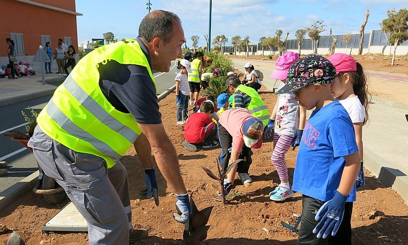 Santa Luc�a celebra el D�a del Medioambiente con una plantaci�n en el parque Camilo S�nchez