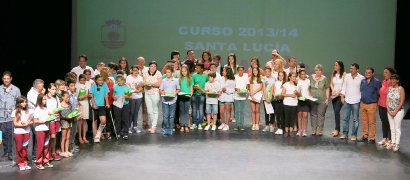 Santa Luc�a premia a 36 alumnos de 6� de Primaria por su trayectoria acad�mica y personal